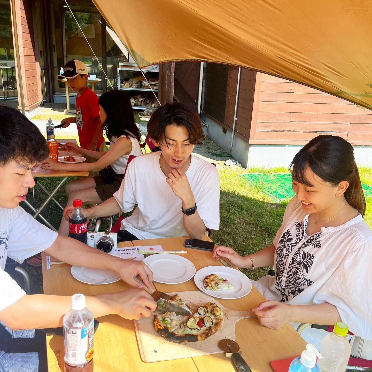 .こんにちは！今日はすっごく暑かったですね️本日キャンプ場は満サイトでございます‍♀️朝からご予約のお電話をいただきましたがお断りさせていただいたお客様、申し訳ありませんこんなににぎやかなキャンプ場は久しぶりでスタッフたちもフル稼働！そんな中ピザイベントにご参加いただきありがとうございました️午前中のお客様は埼玉県からいらしてくださいました！なんとあの、『銀の匙』が大好きな娘さんが十勝に行きたい！ということでご旅行の中にピザイベントを組んでいただきました️私も『銀の匙』大好きで、読み込んでいるので娘さんとマニアックな会話ができて嬉しかったです笑そんなかわいいお子様とピザ作り2人ともとっても上手にトッピング️トッピングの素材そのものも食べてもらい甘みやみずみずしさを直に感じていただきましたピザ作りは大成功ピザ窯も喜んでもらえてよかったです️おいしそうにか食べている姿を見て頑張ってよかったなあとしみじみ、午後からは2組のお客様‍♀️1組目は男の子の兄弟が始まる前からトッピングのお肉を見て『食べたい、、、』とつぶやき笑いが起きました️さっそく生地を伸ばしてもらいお待ちかねのトッピング2人とも違ったトッピングをされてとっても美味しそうにできました！お肉を狙っていたお兄ちゃんは少しつまみ食い️『うまあ！』とニコニコでした️2組目のお客さまはお友達3人とご参加3人でわいわい楽しく生地形成・トッピング途中つまみ食いのペースが止まらなかったのは笑ってしまいましたそれほど中札内村産の食材は魅力ということですね.お2組とも焼き上がりに大満足🥰お友達3人組のお客様にはスタッフおすすめのトマトソースなしのチーズ＋トッピングのピザを食べていただき『おーいーしーいー！』と喜びの声が️ご兄弟のお客様は私が洗い物をしにキッチンに戻っているとキッチンまで来て『ピザめっちゃうまかったっす』と伝えに来てくれました🥰（かわいい！）美味しいと自信を持って出せるピザです8月20日にもピザイベントしますのでぜひご参加くださいませ️本日ご参加いただいたお客様誠にありがとうございました‍♀️..#札内川園地キャンプ場 #札内川園地#日高山脈#日高山脈山岳センター #中札内村#帯広#十勝#銀の匙#ピザ#ピザ窯#ピザ作り#大自然#スノーピーク#中札内産田舎どり #中札内産食材#キャンプ#キャンプが好き#キャンプ男子#キャンプ女子#ファミリーキャンプ#夏休みイベント#夏休み